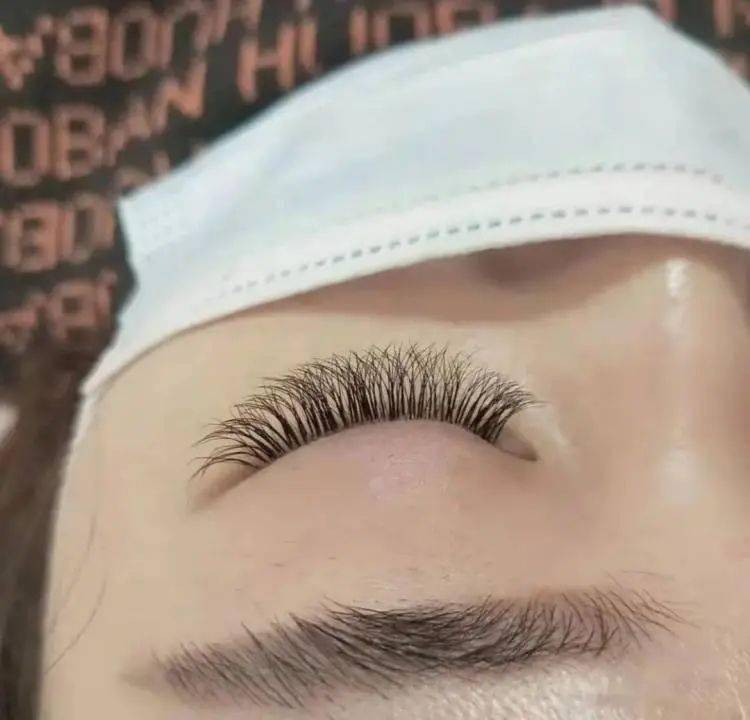 减少了睫毛自身的负担也显得睫毛更加自然优雅, 逛街自拍才会更自信