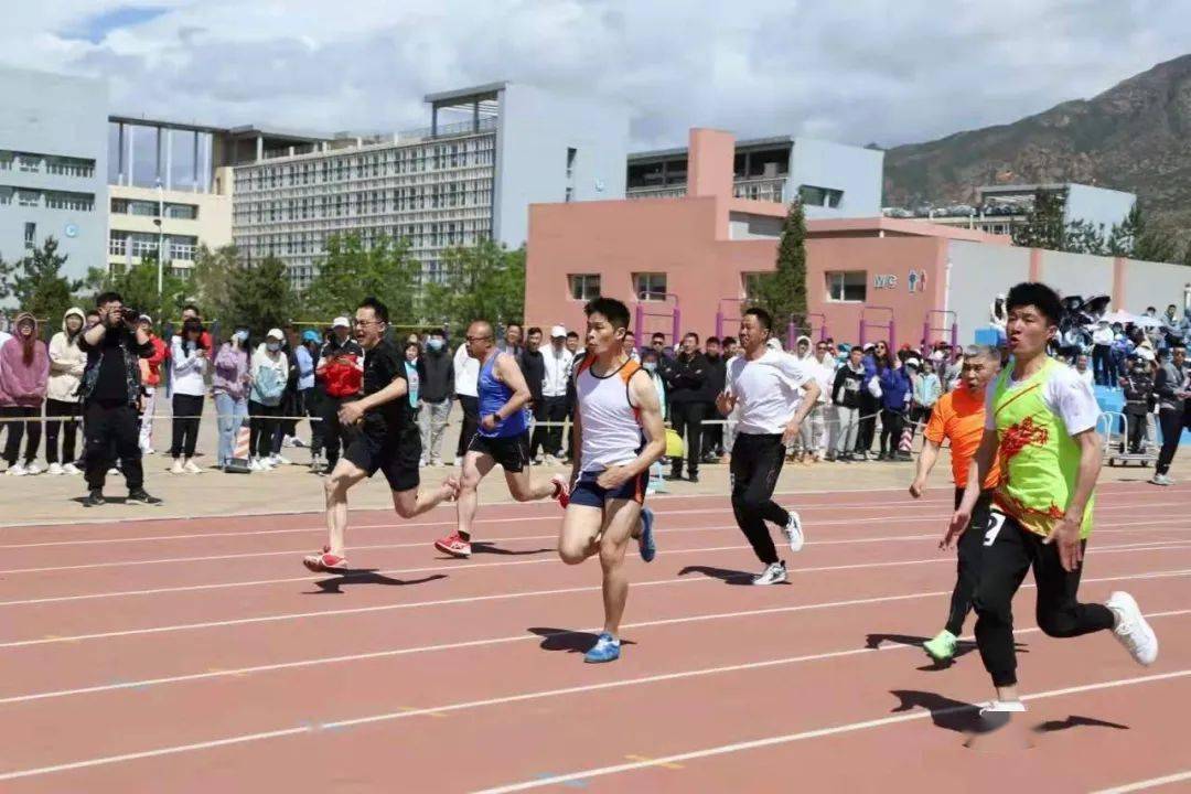 学校第52届运动会在金山校区风雨操场举行