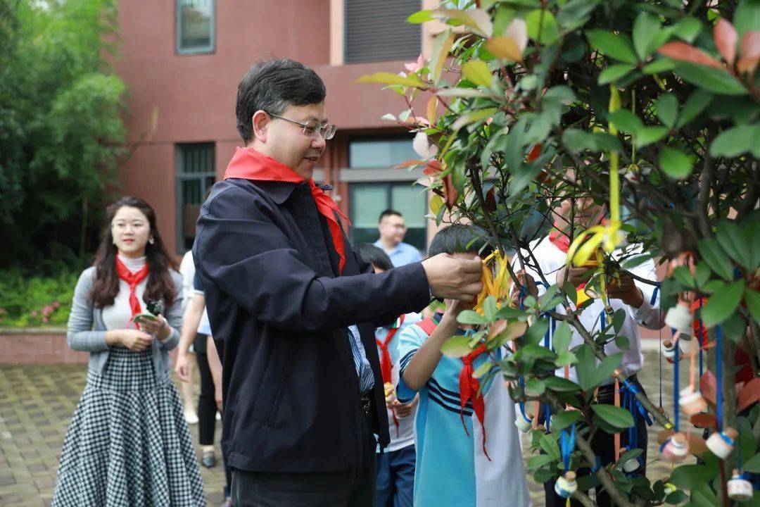 区委副书记王茂春一行到御峰小学开展慰问在"六一"国际儿童节来临之际