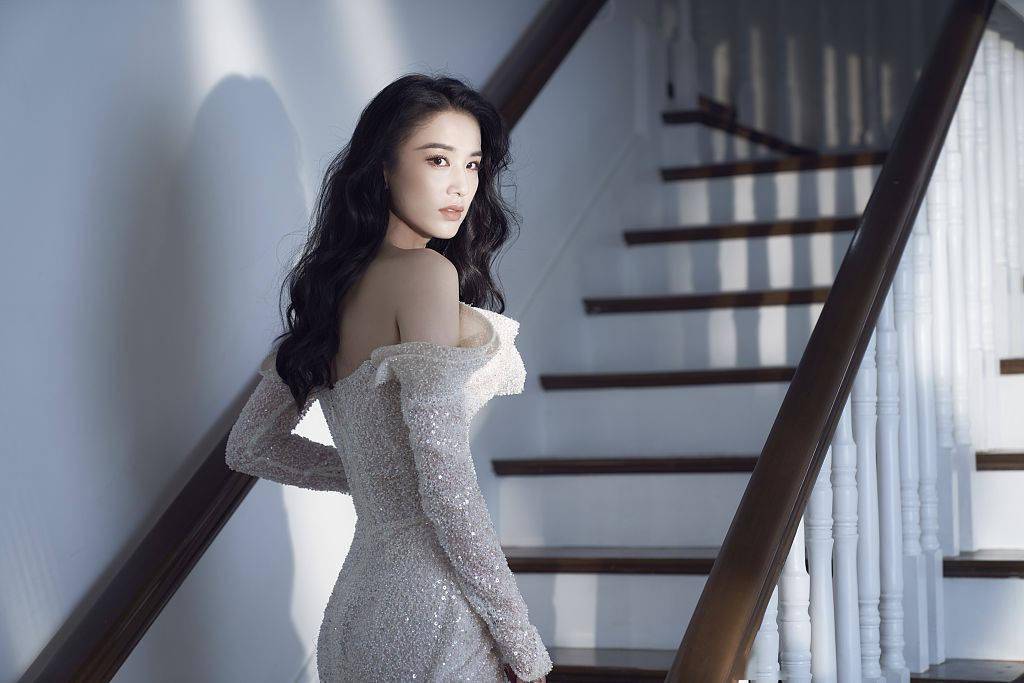 黄圣依沸腾之夜写真造型绝美 亮片礼服秀美腿性感迷人