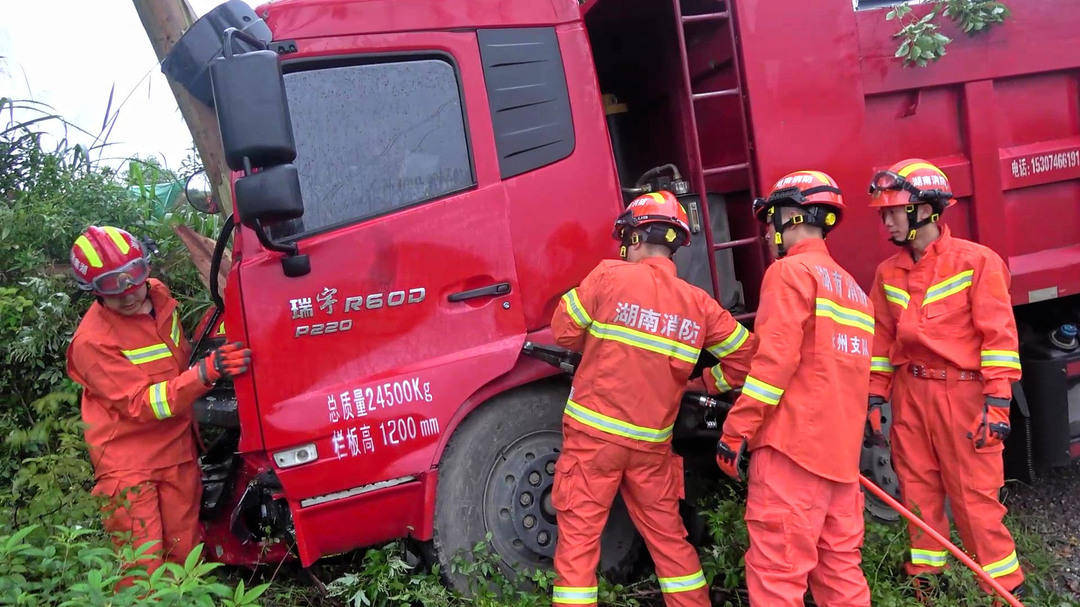 货车撞上大挂车 消防5分钟迅速救援