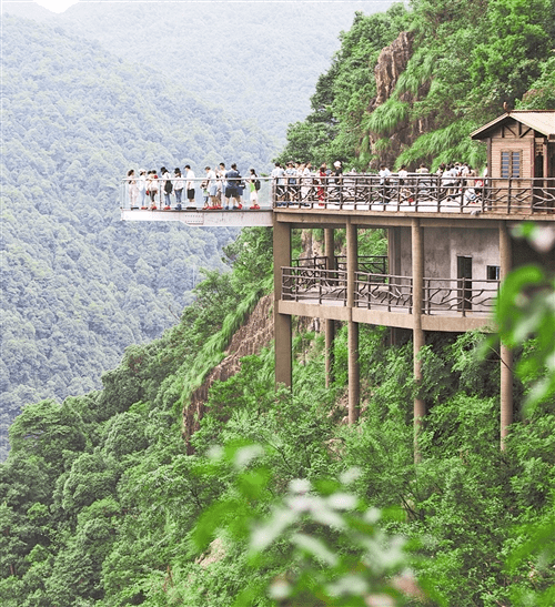 游客在江西省安远县三百山风景区游览