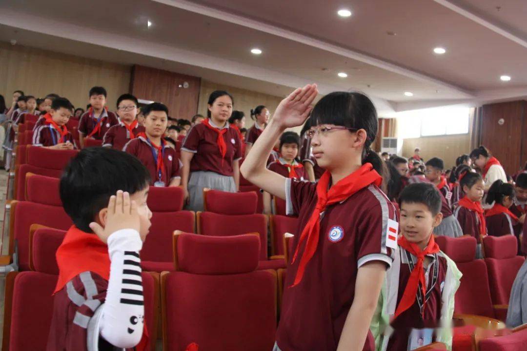 一(4)中队的新队员余宥霆代表新入队的少先队员抒发了心中的梦想:努力