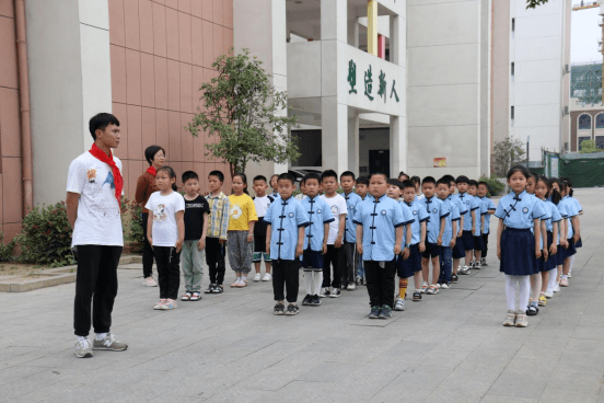 在"六一"国际儿童节来临前夕,全椒县城南小学少先大队迎来了一批新