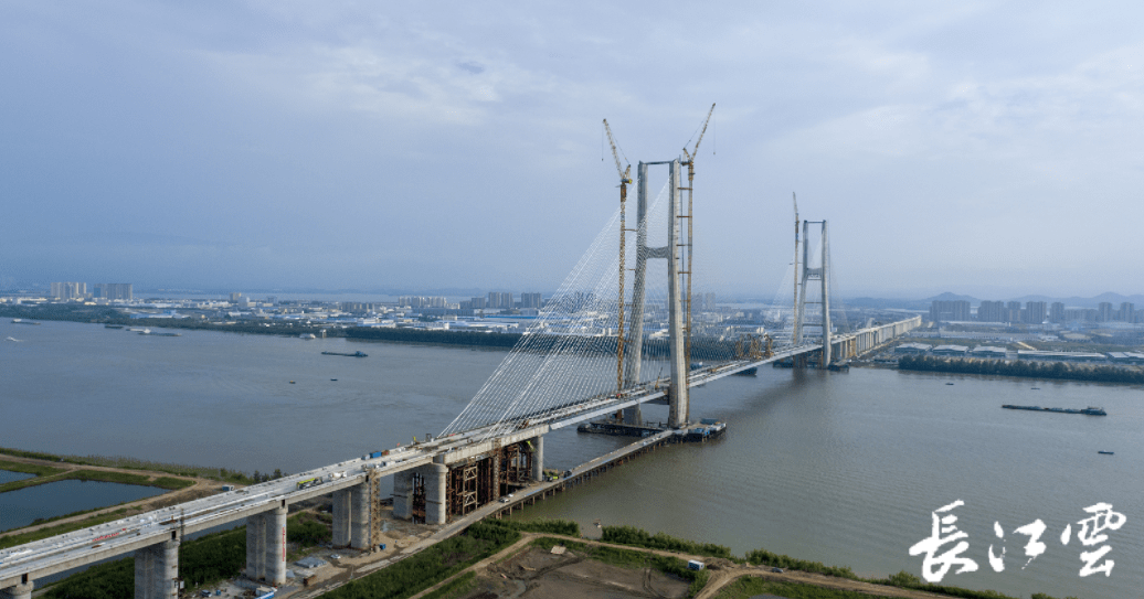 黄冈这座世界上跨度最大,运营速度最高的长江大桥顺利