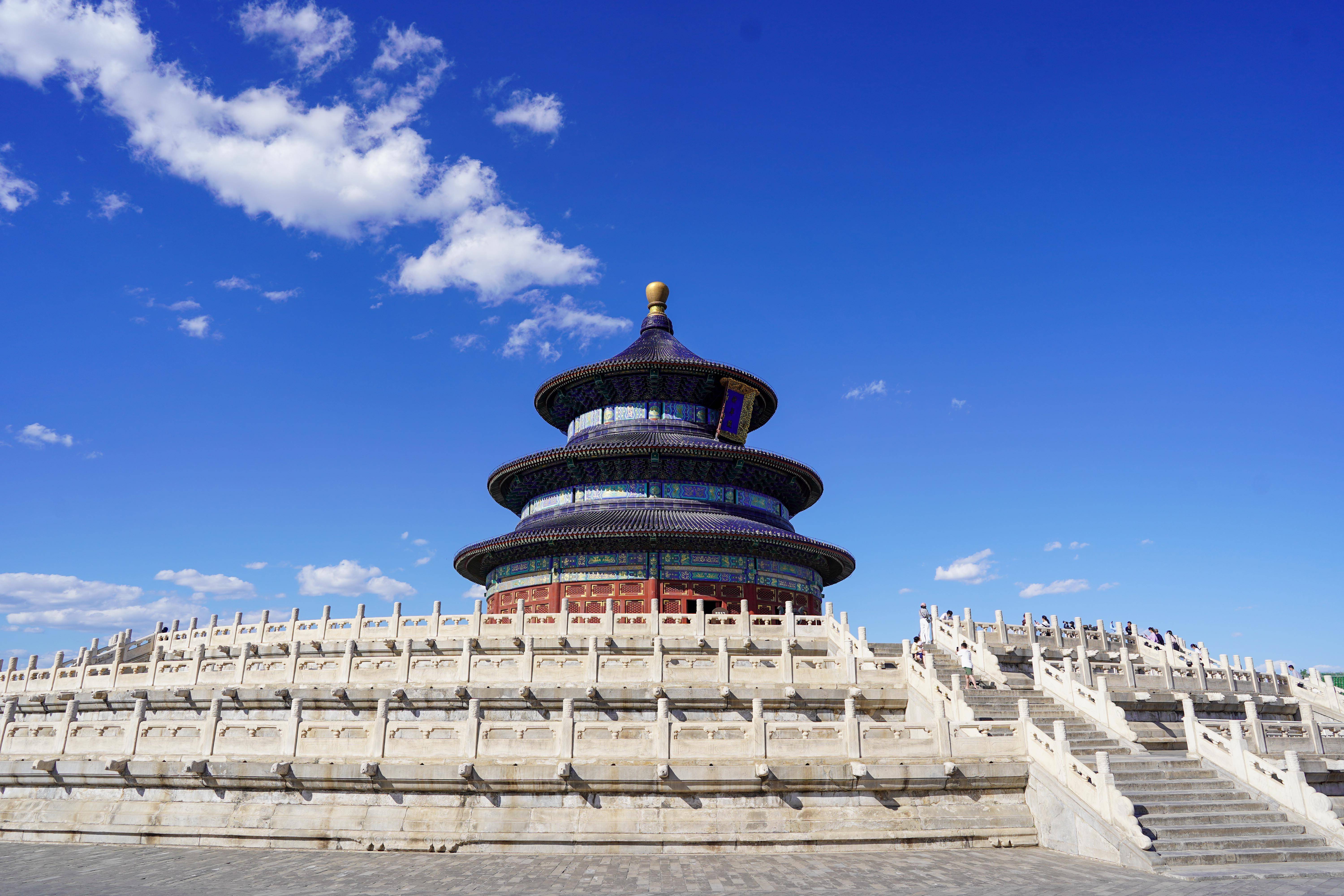6月4日拍摄的蓝天白云下的北京天坛祈年殿.