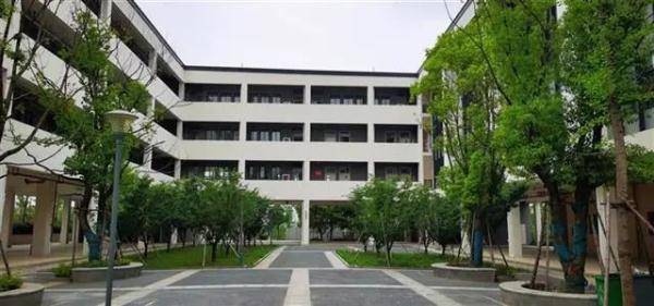第一初级中学军运村校区位于江夏区黄家湖北岸,与区实验小学军运村