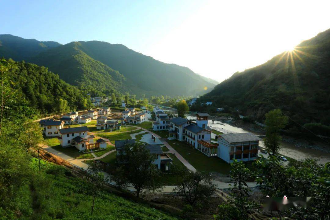 青山绿水入画中 景美民富幸福来_康县