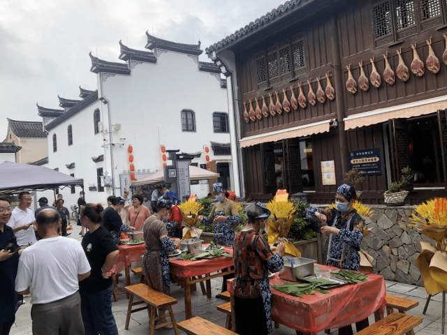 6月3日,卢宅非遗街区举办"巧手奶奶"包粽子比赛.