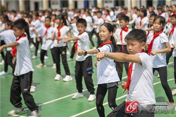 据悉,该校将京剧,武术等 活动融入课间操, 激发学生锻炼热情,提升学生