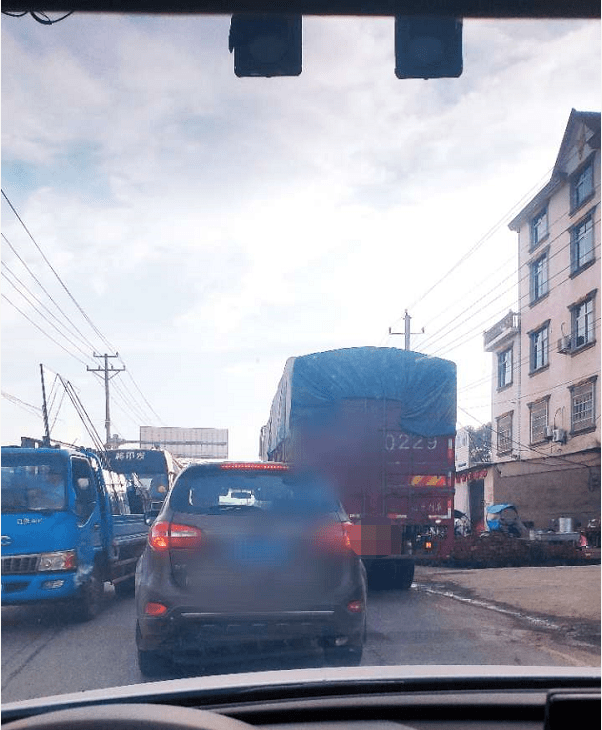 乐平一大货车停至路口,致交通拥堵,遭网友吐槽.