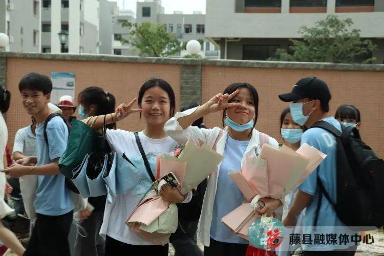 下午5点整 在藤县实验中学考点 考生陆陆续续走出考场 他们迈着自信的