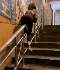糗gif:老婆真幼稚,但她好像玩得很开心!