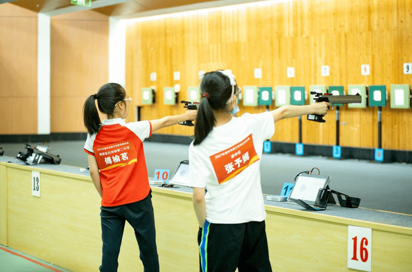 动态团体总分全市第一重庆高新区青少年射击代表队在市射击锦标赛中