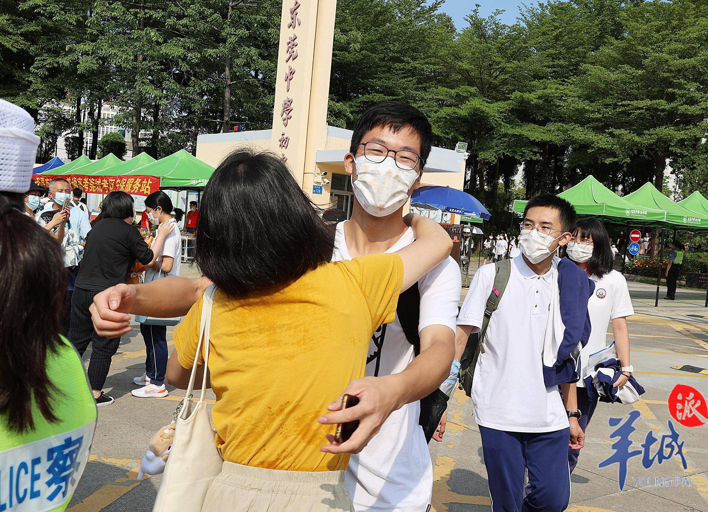 东莞:考生走出考场迎接鲜花和拥抱,临别不忘向"护考"的他们表示感谢