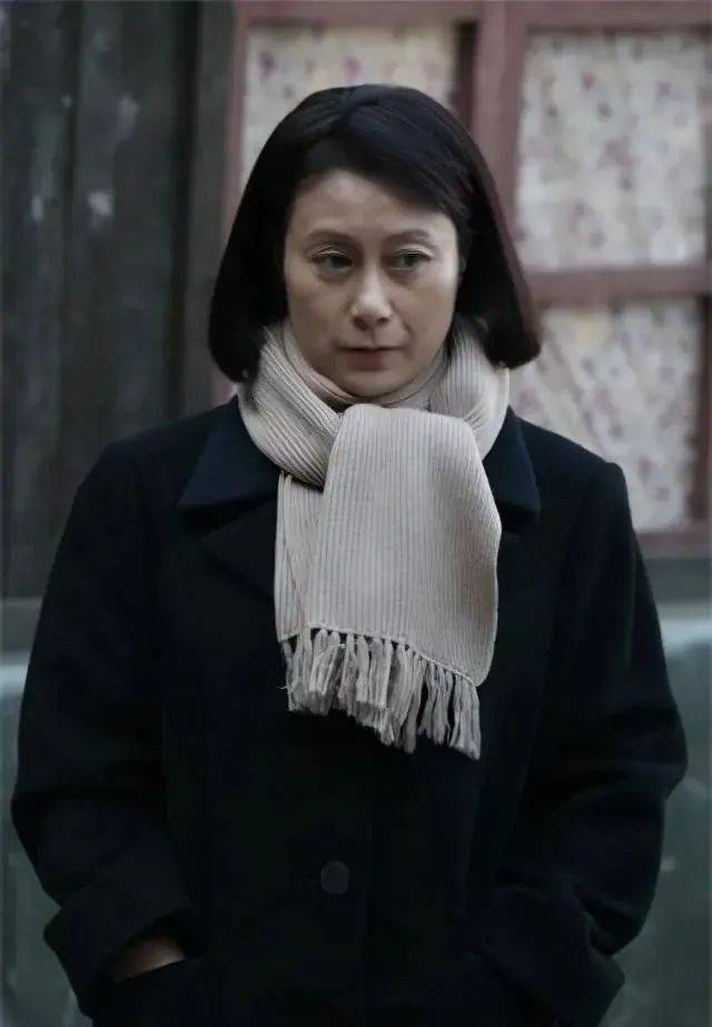 "文佩"扮演者64岁徐幸,穿旗袍搭珍珠项链精致高贵,照穿洋气