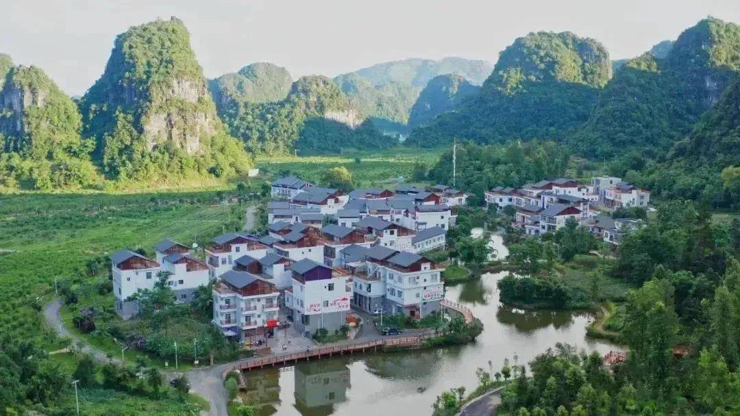 右江区龙景街道江凤村那西屯,一栋栋小楼沿路而建,开启幸福生活.