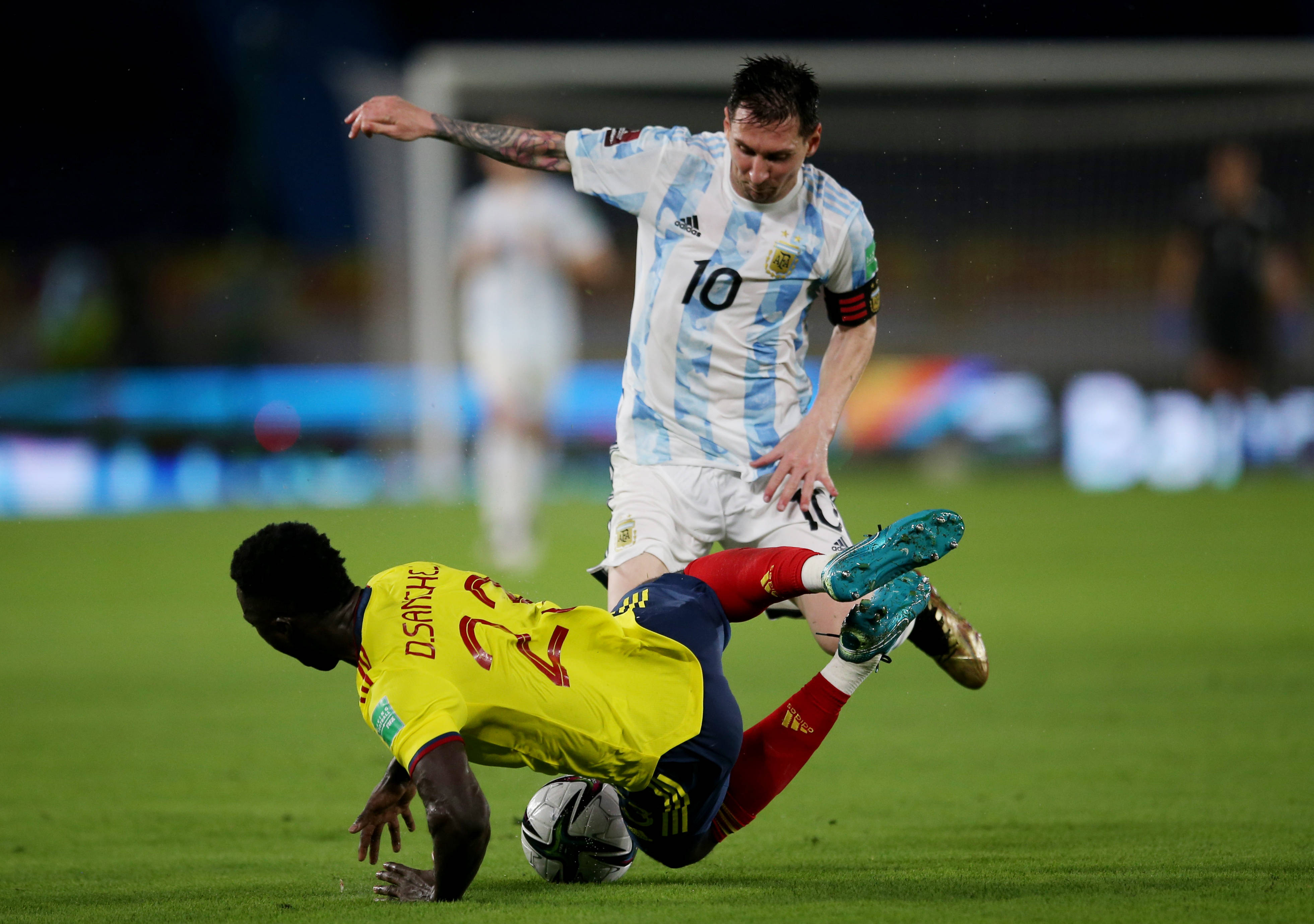 2022阿根廷世预赛出现了吗_2022阿根廷世预赛vs哥伦比亚_世预赛-梅西2球阿圭罗破门 阿根廷vs乌拉圭领跑