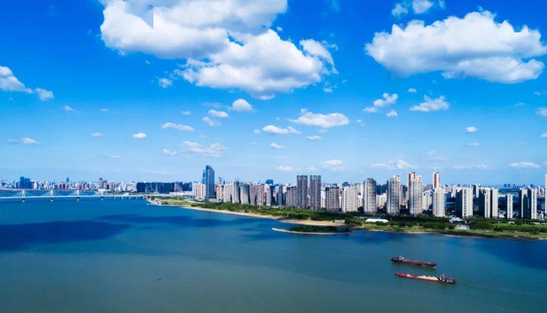 用她的颜值圈粉无数 夕阳西下 黄昏中的南昌 视线可及的城市风光 在