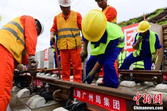 铁路建设者在铺轨作业.