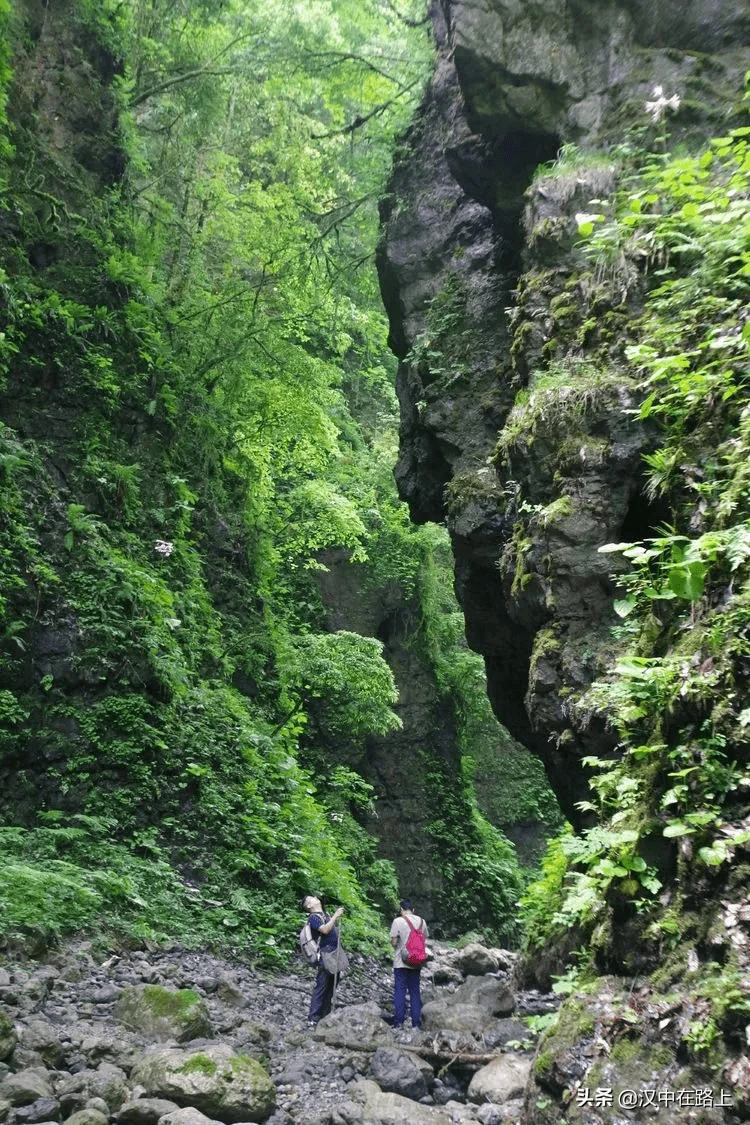 汉中小南海惊现地缝奇观