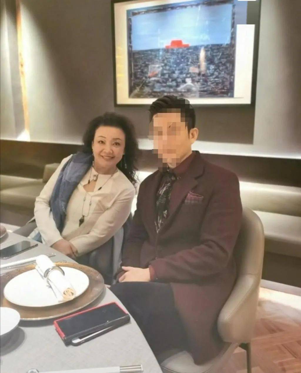张兰60多岁还装不老,穿短裤露腿没老样,但这腿比年轻人还细长!