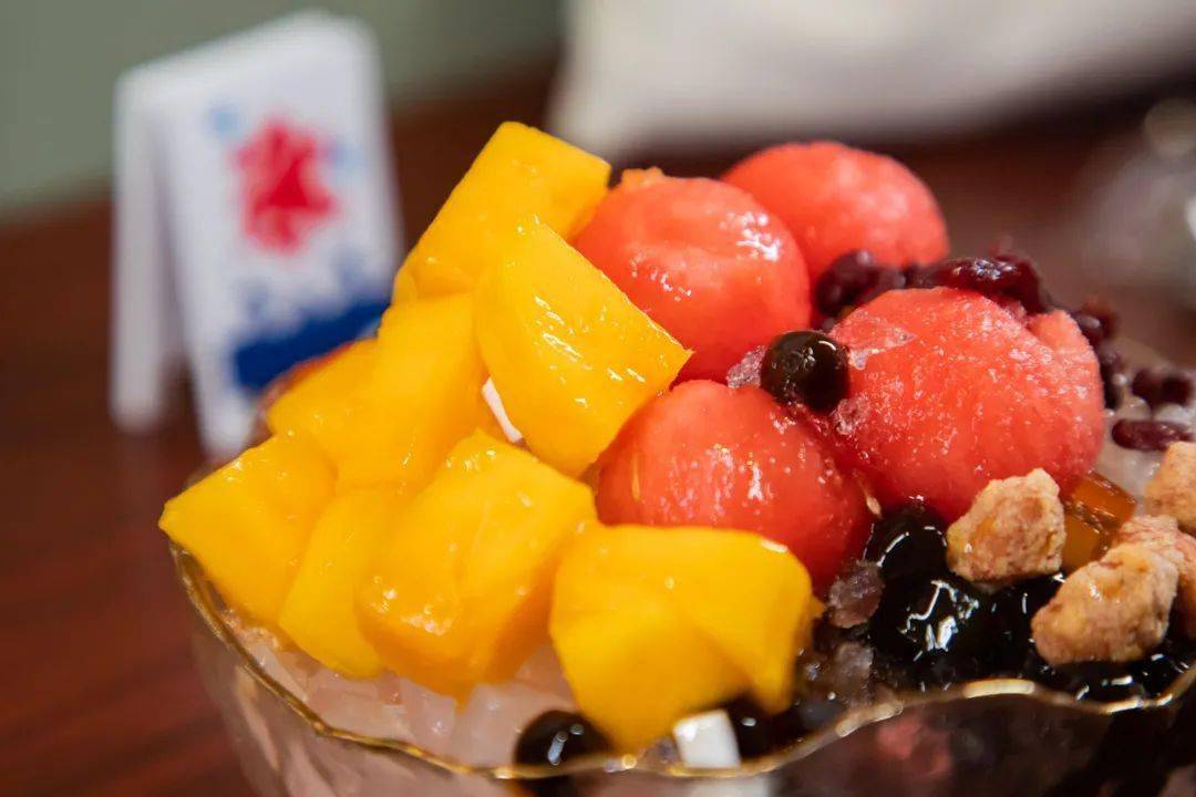 水果刨冰也是实打实的真材实料,上面铺着满满新鲜果肉,芒果 西瓜的