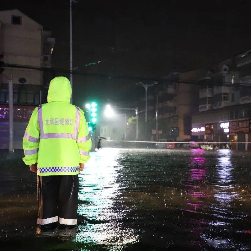 太和发生暴雨时,他们却泡在雨水中,这一幕幕让人动容!