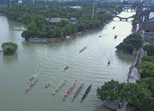6月14日,人们在浙江省温州市南塘河参加龙舟赛.新华社发(苏巧将 摄)