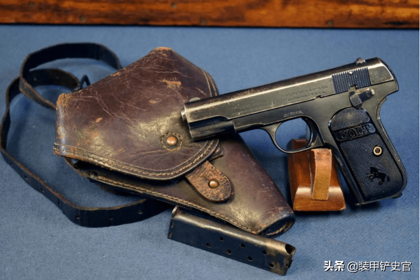柯尔特m1903型手枪及其配用的枪套.