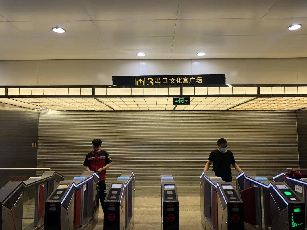 除了可以在文化宫实现换乘文化宫站还与文化宫地上地下广场,购物中心