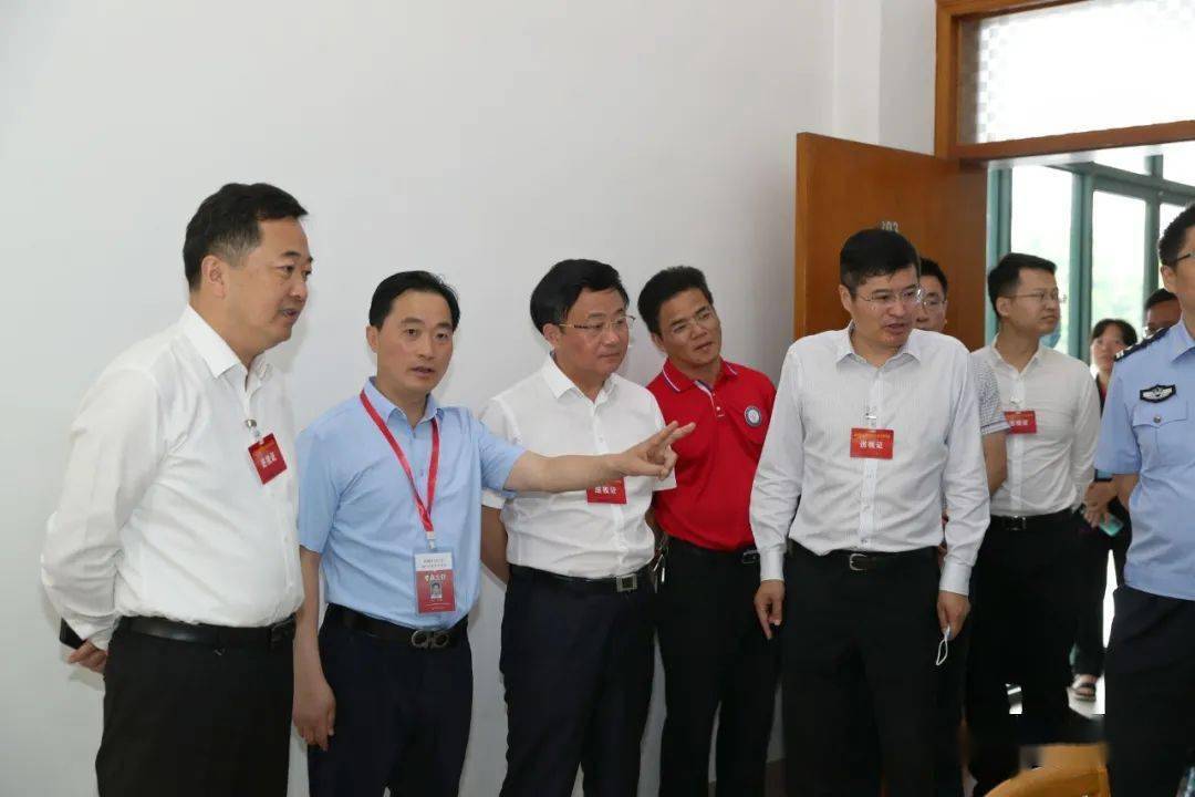 费坚副市长来我校察看中考开考情况