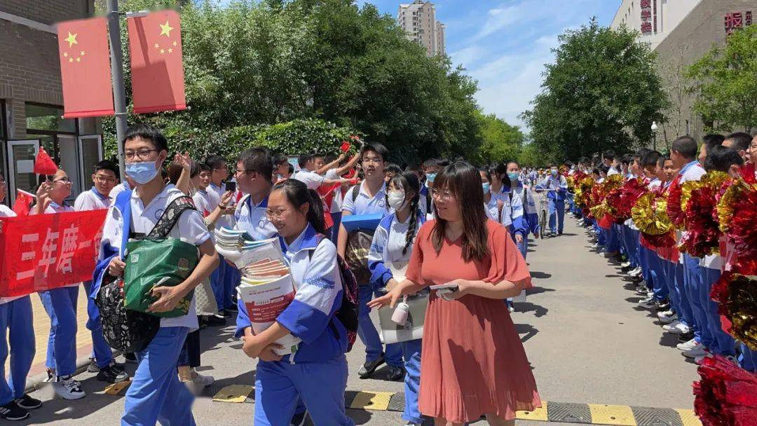 中考顺利勇往直前军粮城中学这样为九年级莘莘学子壮行