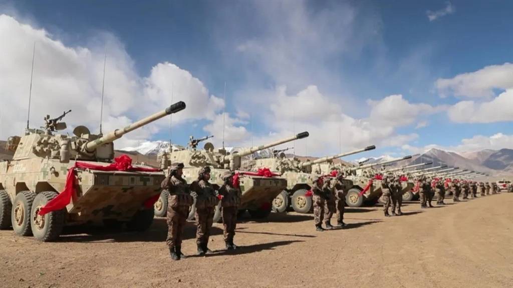 资料图:新疆军区某部列装的11式轮式装甲突击车 来源:央视军事报道