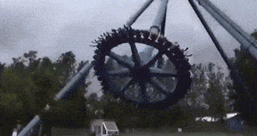 游乐设施大摆锤甩出1人