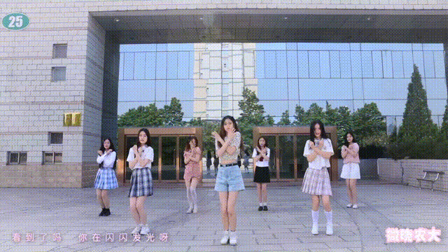 的身影 瞧,又有小姐姐跳舞啦 那一颦一笑,真是牵人心弦 撩人于无形啊