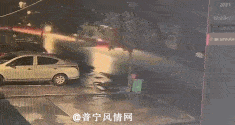 视频中可见,一辆小货车撞上了逆行在路上的电动车,摩托车失去平衡,连