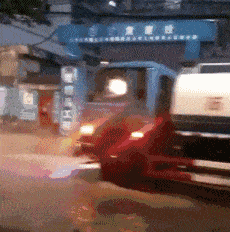 雨天用洒水车是为了清理淤泥的!