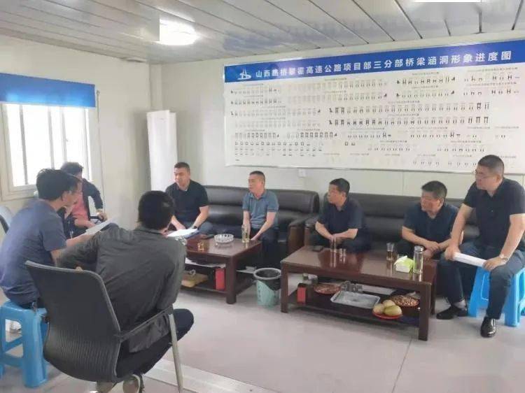 19日下午,县政府副县长冯宇带领县住建,应急,消防等单位工作人员到