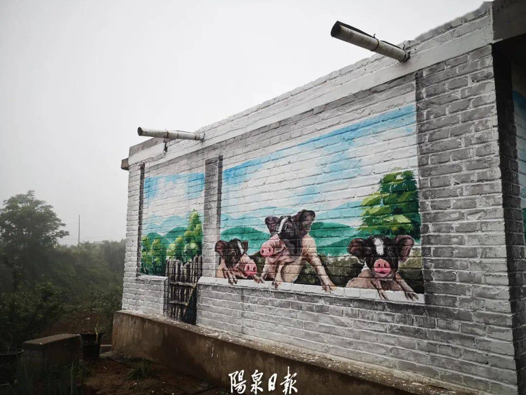 虽然墙绘还没有全部画完,但已经有不少人迫不及待地来拍照"打卡"了.