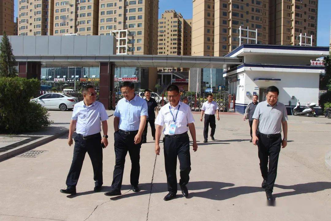 王景隆副旗长一行实地查看了薛家湾第八小学和准格尔旗第三中学的教室