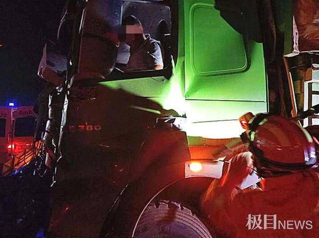 渣土车深夜连发两起车祸 武汉消防成功营救两名被困者