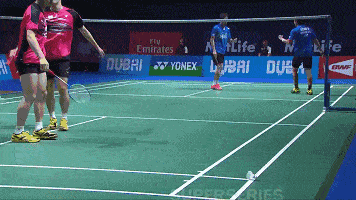 我方就可采用重复搓球的战术,达到获得主动的机会及破坏对方后退进攻