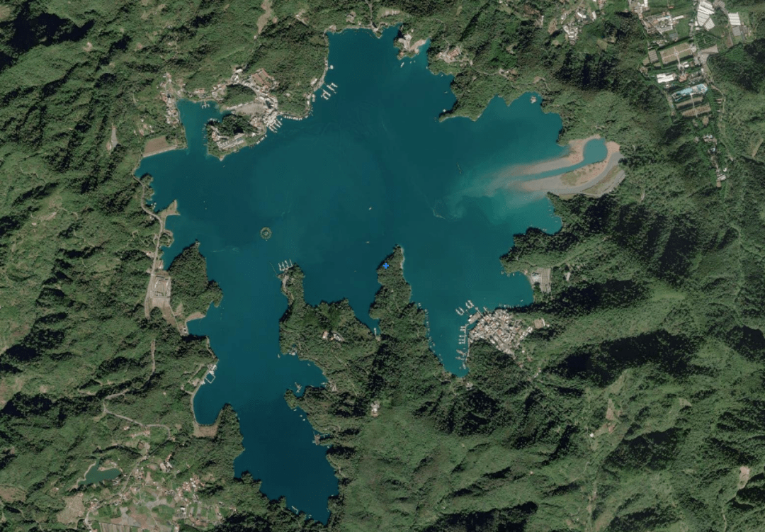 为台湾省最大的湖泊日月潭在南投境内南投是台湾岛上唯一不沿海的县