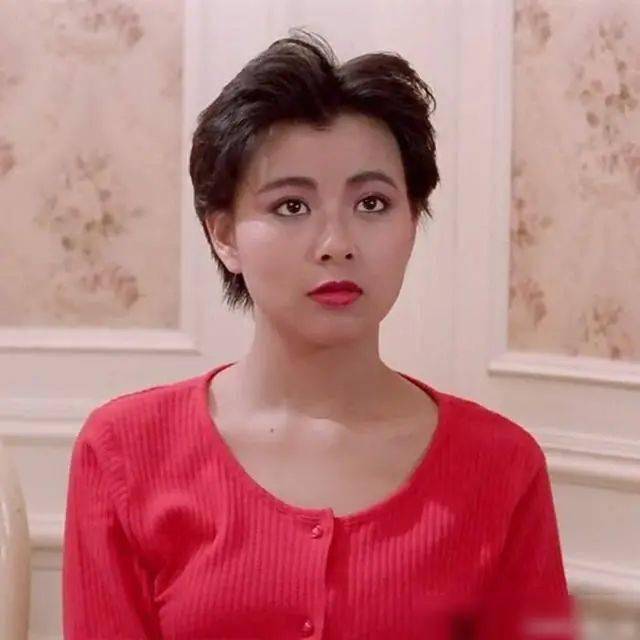 因而有了"电眼美女"的称号,在1987年美女如云的香港小姐上几乎占尽风