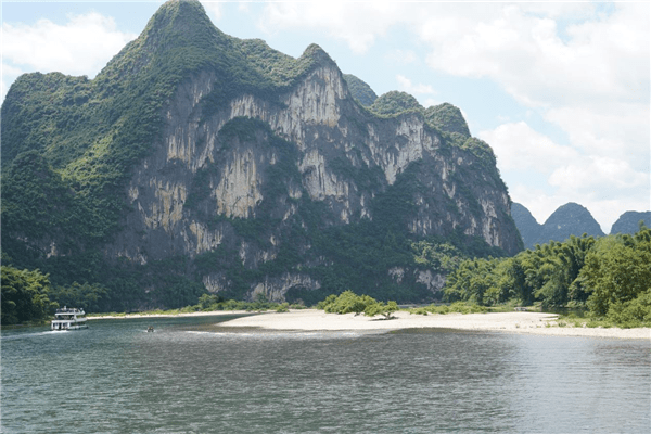 漓江生态游的热门景点"九马画山(央广网发 吴良艺摄)