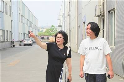 工作中的胡英 (左)