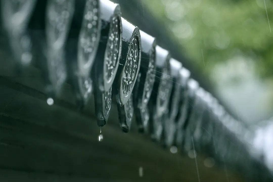 江南的雨季总是充满灵性,那氤氲的细雨顺着屋檐串珠儿似地洒落,淅淅沥