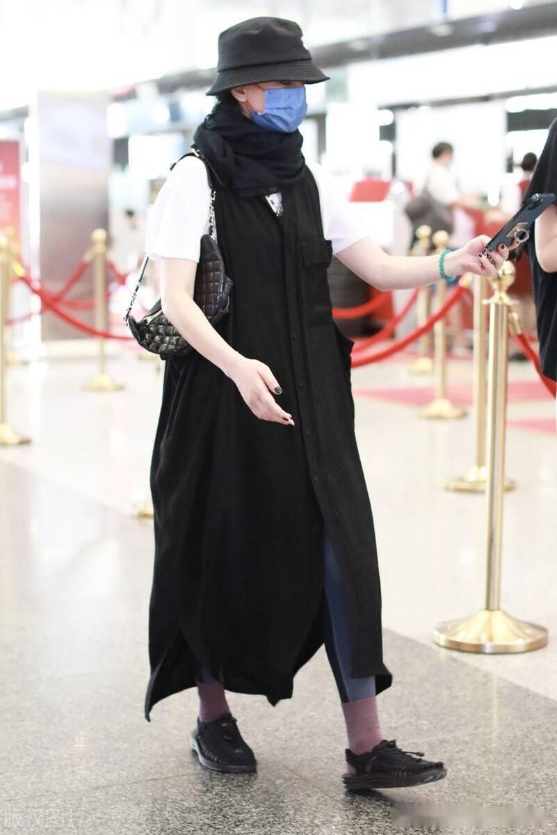 街拍:周迅白t恤 无袖排扣长马甲 渔夫帽随性自在