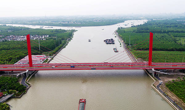泖港大桥通车:主桥色调为中国红,老桥曾是上海斜拉桥之母